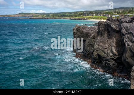 Zerklüftete Küste an der Spitze des Makaluapuna Point in West Maui, Hawaii - Lava Cliffs of Dragon's Point auf dem Kapalua Coastal Trail Stockfoto