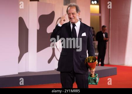 Vincent Lindon posiert mit seinem Preis als bester männlicher Schauspieler während des 81. Internationalen Filmfestivals von Venedig am 7. September 2024 im Palazzo del Cinema Stockfoto