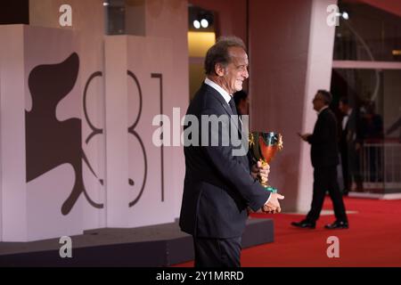 Vincent Lindon posiert mit seinem Preis als bester männlicher Schauspieler während des 81. Internationalen Filmfestivals von Venedig am 7. September 2024 im Palazzo del Cinema Stockfoto