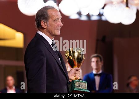 Vincent Lindon posiert mit seinem Preis als bester männlicher Schauspieler während des 81. Internationalen Filmfestivals von Venedig am 7. September 2024 im Palazzo del Cinema Stockfoto