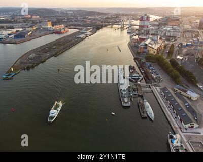 Göteborg Skyline bei Sonnenaufgang, Blick aus der Luft, Altstadt, Fluss und Hising Brücke (Hisingbron), klarer Himmel, Orange- und Gelbtöne. Stockfoto