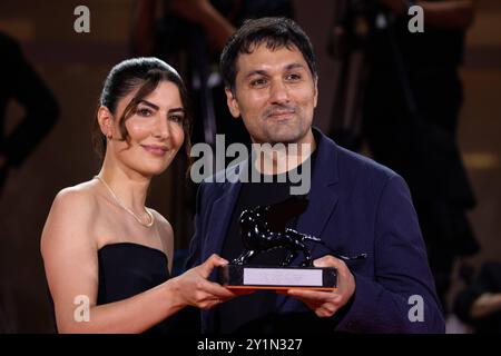 News - 2024 Gewinner Photocall - das 81. Internationale Filmfestival von Venedig Zayne Akyol und Arshia Shakiba posieren mit dem besten Kurzfilmpreis für WHO Loves the Sun während des 81. Internationalen Filmfestivals von Venedig am 7. September 2024 im Palazzo del Cinema in Venedig, Italien. Foto: Cinzia Camela. Lido di Venezia Palazzo del Cinema Italien Copyright: XCinziaxCamelax/xLiveMediax LPN 1508410 Stockfoto