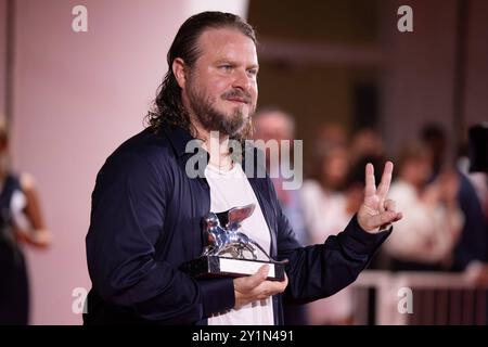 News - 2024 Gewinner Photocall - 81. Internationales Filmfestival Venedig Brady Corbet posiert mit dem Silbernen Löwenpreis während des 81. Internationalen Filmfestivals Venedig am 7. September 2024 im Palazzo del Cinema in Venedig. Foto: Cinzia Camela. Lido di Venezia Palazzo del Cinema Italien Copyright: XCinziaxCamelax/xLiveMediax LPN 1508524 Stockfoto