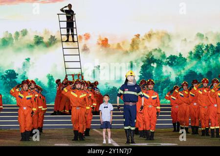 (240908) -- HARBIN, 8. September 2024 (Xinhua) -- Tänzerinnen treten während der Eröffnungszeremonie der 19. Männer- und 10. Frauen-Weltmeisterschaft in Harbin, nordöstlicher Provinz Heilongjiang, 7. September 2024 auf. Die Meisterschaft, die vom Internationalen Sportverband der Feuerwehrleute und Retter ausgetragen wurde, begann hier am Samstag. Diese Ausgabe der Meisterschaft stellt die größte Skala in der Geschichte der Veranstaltung dar. Insgesamt werden elf Nationen an dieser Meisterschaft teilnehmen, neun Nationen und zwei internationale Organisationen beobachten, was die Gesamtzahl der Teilnehmer mit sich bringt Stockfoto