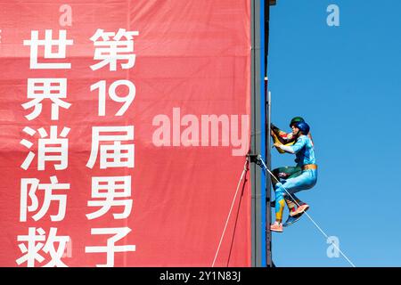 (240908) -- HARBIN, 8. September 2024 (Xinhua) -- Athleten treten beim Bau von Klettern mit Hakenleitern an, während der 19. Männer- und 10. Frauen-Weltmeisterschaft in Harbin, nordöstlicher chinesischer Provinz Heilongjiang, 7. September 2024. Die Meisterschaft, die vom Internationalen Sportverband der Feuerwehrleute und Retter ausgetragen wurde, begann hier am Samstag. Diese Ausgabe der Meisterschaft stellt die größte Skala in der Geschichte der Veranstaltung dar. Insgesamt werden elf Nationen an dieser Meisterschaft teilnehmen, neun Nationen und zwei internationale Organisationen beobachten, Brinin Stockfoto