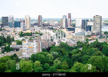 Panoramablick auf die moderne Skyline der Stadt mit hohen Gebäuden und grünen Parks. Die städtische Landschaft bietet eine Mischung aus Wohn- und Gewerbeobjekten Stockfoto