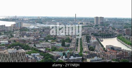 Panoramablick auf eine Stadtlandschaft mit einer Mischung aus Wohn- und Geschäftsgebäuden, grünen Bäumen und einem Fluss. Die Skyline hat eine hohe Struktur Stockfoto