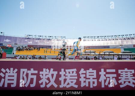 (240908) -- HARBIN, 8. September 2024 (Xinhua) -- Athleten treten beim Bau von Klettern mit Hakenleitern an, während der 19. Männer- und 10. Frauen-Weltmeisterschaft in Harbin, nordöstlicher chinesischer Provinz Heilongjiang, 7. September 2024. Die Meisterschaft, die vom Internationalen Sportverband der Feuerwehrleute und Retter ausgetragen wurde, begann hier am Samstag. Diese Ausgabe der Meisterschaft stellt die größte Skala in der Geschichte der Veranstaltung dar. Insgesamt werden elf Nationen an dieser Meisterschaft teilnehmen, neun Nationen und zwei internationale Organisationen beobachten, Brinin Stockfoto