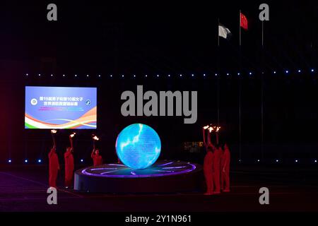 (240908) -- HARBIN, 8. September 2024 (Xinhua) -- Fackelträger bereiten sich darauf vor, den Kessel während der Eröffnungszeremonie der 19. Männer- und 10. Frauen-Weltmeisterschaft in Harbin, nordöstlicher chinesischer Provinz Heilongjiang, am 7. September 2024 zu beleuchten. Die Meisterschaft, die vom Internationalen Sportverband der Feuerwehrleute und Retter ausgetragen wurde, begann hier am Samstag. Diese Ausgabe der Meisterschaft stellt die größte Skala in der Geschichte der Veranstaltung dar. Insgesamt werden elf Nationen an dieser Meisterschaft teilnehmen, wobei neun Nationen und zwei internationale Organisationen dabei sind, Bingi zu beobachten Stockfoto