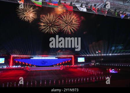 (240908) -- HARBIN, 8. September 2024 (Xinhua) -- die Eröffnungszeremonie der 19. Männer- und 10. Frauen-Weltmeisterschaft findet am 7. September 2024 in Harbin, nordöstlicher Provinz Heilongjiang, statt. Die Meisterschaft, die vom Internationalen Sportverband der Feuerwehrleute und Retter ausgetragen wurde, begann hier am Samstag. Diese Ausgabe der Meisterschaft stellt die größte Skala in der Geschichte der Veranstaltung dar. Insgesamt 11 Nationen werden an dieser Meisterschaft teilnehmen, neun Nationen und zwei internationale Organisationen beobachten, was die Gesamtzahl der Teilnehmer auf über 3 erhöht Stockfoto