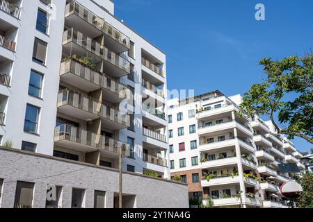 Moderne Wohnblöcke mit Wohnungen in Berlin Stockfoto