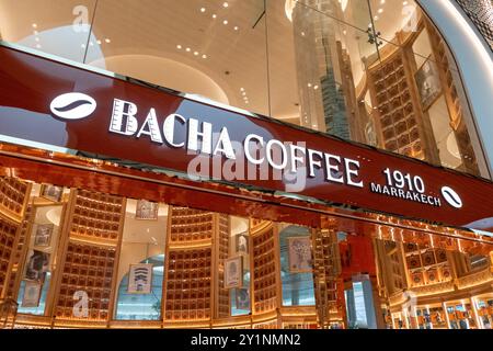 Singapur - 10. März 2024: Bacha Coffee Shop am Flughafen Changi. Sie wurde 1910 in Marrakesch gegründet, mit verschiedenen Arabica-Kaffeebohnen aus d Stockfoto