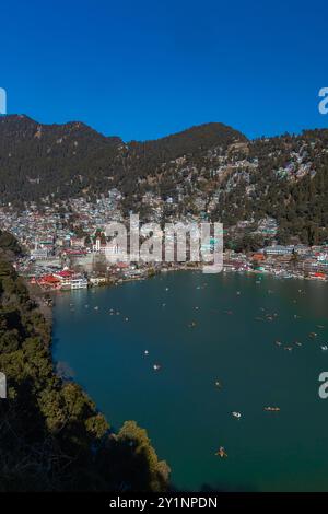 Ein Blick aus der Vogelperspektive auf den Naini-See und die Stadt in Nainital, Indien, einem berühmten Touristenziel. Auf 2. Januar 2022 geklickt. Stockfoto