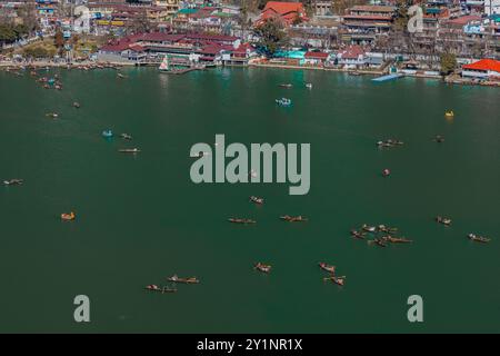 Ein Blick aus der Vogelperspektive auf den Naini-See und die Stadt in Nainital, Indien, einem berühmten Touristenziel. Auf 2. Januar 2022 geklickt. Stockfoto