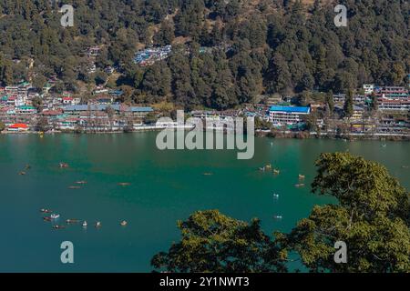 Ein Blick aus der Vogelperspektive auf den Naini-See und die Stadt in Nainital, Indien, einem berühmten Touristenziel. Auf 2. Januar 2022 geklickt. Stockfoto