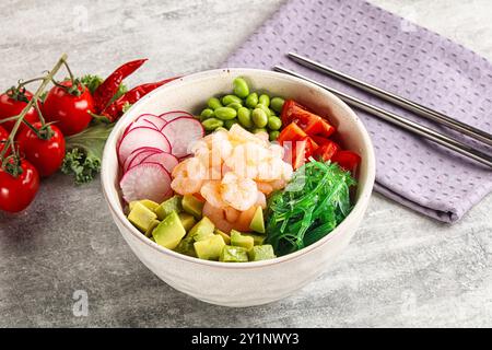 Hawaian Cuisine – Poke mit Cocktailgarnelen und Avocado Stockfoto