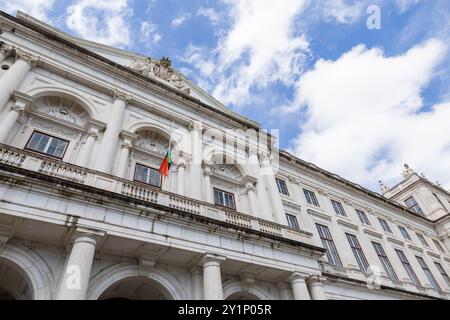 Die Hauptfassade des Nationalpalastes Ajuda, ein neoklassizistisches Denkmal, das 1795 für die portugiesische Königsfamilie erbaut wurde. Stockfoto