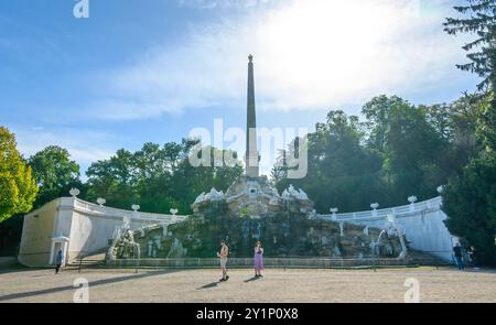 Wien, Österreich. Obeliskbrunnen im Kaiserlichen Königspark Schönbrunn Stockfoto