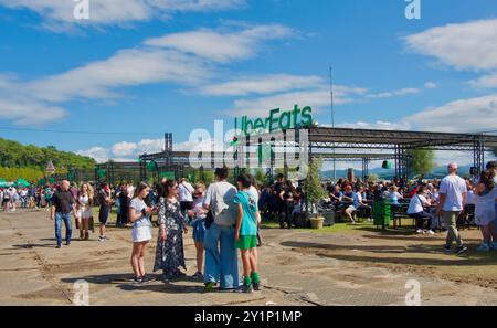 Sitzbereiche im Freien mit einem Schild für Sponsoren Uber Eats beim Champions Burger Food Event Magdalena Gardens Santander Cantabria Spanien Stockfoto