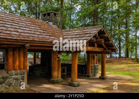 Rustikaler Picknickpavillon im Park, erbaut vom Civilian Conservation Corps in den 1930er Jahren im Twanoh State Park im US-Bundesstaat Washington Stockfoto