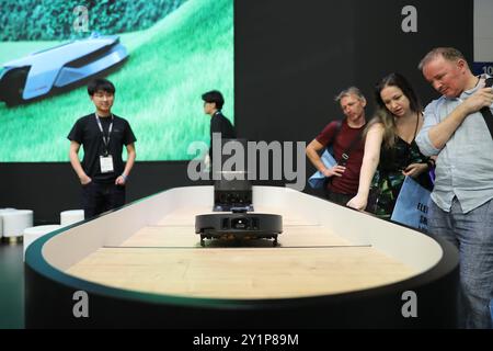 (240908) -- BERLIN, 8. September 2024 (Xinhua) -- Besucher sehen einen Bodenreinigungsroboter am Stand von Dreame auf der IFA Berlin 2024 in Berlin, 7. September 2024. Die IFA Berlin 2024, die weltweit führende Fachmesse für Unterhaltungselektronik und Haushaltsgeräte, startete am Freitag und brachte laut Veranstalter über 1.800 Aussteller aus aller Welt, 125 Keynote Speaker und mehr als 182.000 Besucher aus 139 Ländern zusammen. Chinesische Technologieriesen machen auch in diesem Jahr einen bedeutenden Einfluss auf die Veranstaltung. Laut der offiziellen IFA-Website haben sich Aussteller wie Haier, Hisense und TCL das gesichert Stockfoto