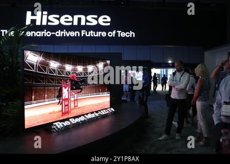 (240908) -- BERLIN, 8. September 2024 (Xinhua) -- Besucher sehen einen Mini-LED-Fernseher am Stand von Hisense auf der IFA Berlin 2024 in Berlin, 6. September 2024. Die IFA Berlin 2024, die weltweit führende Fachmesse für Unterhaltungselektronik und Haushaltsgeräte, startete am Freitag und brachte laut Veranstalter über 1.800 Aussteller aus aller Welt, 125 Keynote Speaker und mehr als 182.000 Besucher aus 139 Ländern zusammen. Chinesische Technologieriesen machen auch in diesem Jahr einen bedeutenden Einfluss auf die Veranstaltung. Laut der offiziellen IFA-Website haben sich Aussteller wie Haier, Hisense und TCL das gesichert Stockfoto