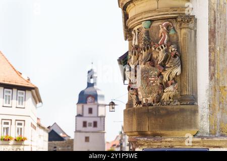 Zarte und farbenfrohe Reliefs zieren die Ecke eines historischen Gebäudes in Waltershausen, die Handwerkskunst aus vergangener Zeit gegen ein klares B hervorheben Stockfoto