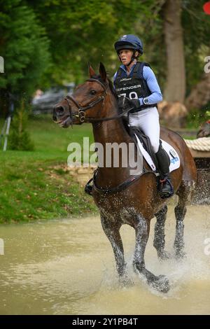 07.09.2024 Defender Burghley Horse Trials 2024. XC-CC5 Cross Country, Samstag, 7. September 2024. Rosalind Canter (GBR) auf Lordships Graffalo Jumping Stockfoto