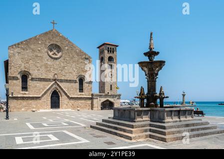 Rhodos-Stadt, Griechenland – 18. Juli 2024. Kirche der Verkündigung der Jungfrau in Rhodos, Griechenland. Nördlich von Mandraki, dem alten Hafen von Rhodos-Stadt, gelegen, Stockfoto