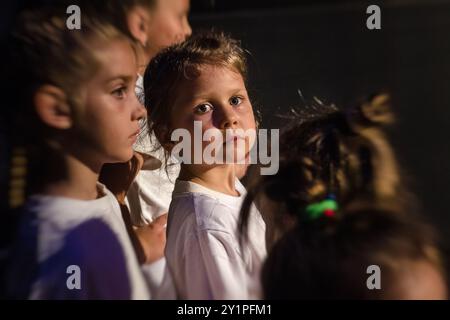 Aufführung auf der Bühne eines Kindertheaters mit Schauspielern im Lichte von Scheinwerfern Stockfoto