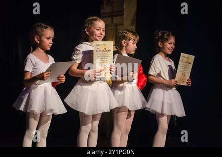 Aufführung auf der Bühne eines Kindertheaters mit Schauspielern im Lichte von Scheinwerfern Stockfoto