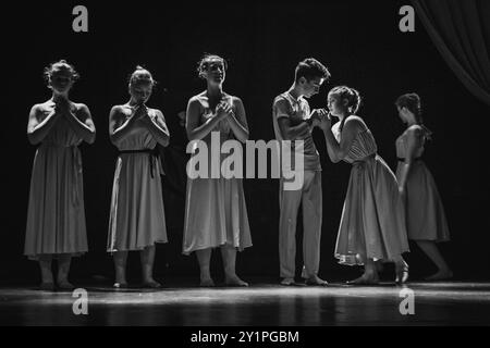 Aufführung auf der Bühne eines Kindertheaters mit Schauspielern im Lichte von Scheinwerfern Stockfoto