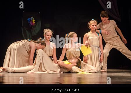 Aufführung auf der Bühne eines Kindertheaters mit Schauspielern im Lichte von Scheinwerfern Stockfoto