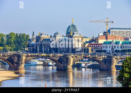 Dresdner Stadtbild Blick auf die Dresdner Altstadt mit der Kunstakademie, auch bekannt als Brühlsche Terrasse oder Balkon Europas, und der markanten Kuppel. Im Vordergrund verläuft die Augustusbrücke über die Elbe. Im Hintergrund ist ein Kran zu sehen, der auf Bauarbeiten in der Umgebung hinweist. Dresden Wilsdruffer Vorstadt Sachsen Deutschland *** Dresdener Stadtbild Dresdener Altstadt mit der Akademie der Bildenden Künste, auch Brühls Terrasse oder Balkon Europas genannt, und die markante Kuppel im Vordergrund ist die Augustusbrücke über die Elbe im Hintergrund ist eine Krananzeige Stockfoto