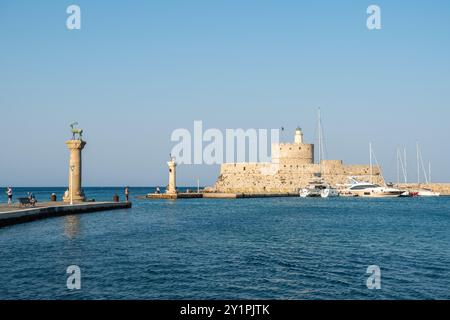 Rhodos-Stadt, Griechenland – 18. Juli 2024. Eintritt zum Hafen von Mandraki in Rhodos-Stadt, Griechenland, bewacht von zwei Hirschstatuen an der Stelle, wo die Kolos sind Stockfoto