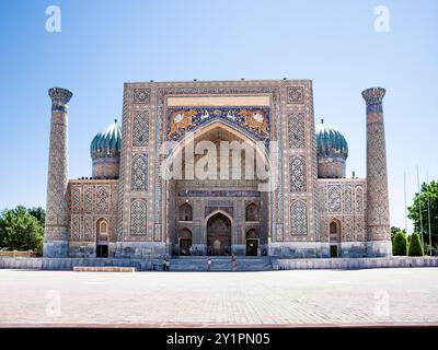 Samarkand, Usbekistan - 5. Juli 2024: Fassade von Sher-Dor Madrasah auf dem Registan-Platz in Samarkand Stockfoto