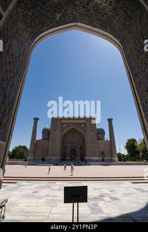 Samarkand, Usbekistan - 5. Juli 2024: Fassade von Sher-Dor Madrasah aus dem vorderen Portal auf dem Registan-Platz in Samarkand Stockfoto