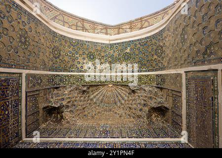 Portal von Ulugh Beg Madrasah von unten gesehen, auf dem Registan-Platz in Samarkand Stockfoto