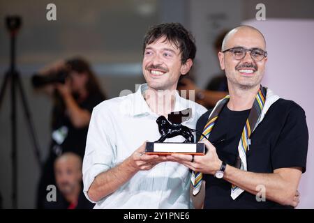 Venedig, Italien. September 2024. VENEDIG, ITALIEN - SEPTEMBER 07: (L-R) Heitor Lorega und Murilo Hauser nehmen während des 81. Internationalen Filmfestivals Venedig am 7. September 2024 in Venedig den Preis für das beste Drehbuch für „I'm still Here“ entgegen. CAP/KA © Kristina Afanasyeva/Capital Pictures Credit: Capital Pictures/Alamy Live News Stockfoto