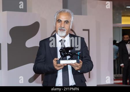 Venedig, Italien. September 2024. NIZZA, ITALIEN – 7. SEPTEMBER: Nader Saeivar vergibt den Armani Beauty Audience Award während des 81. Internationalen Filmfestivals von Venedig am 7. September 2024 in Venedig. CAP/KA © Kristina Afanasyeva/Capital Pictures Credit: Capital Pictures/Alamy Live News Stockfoto