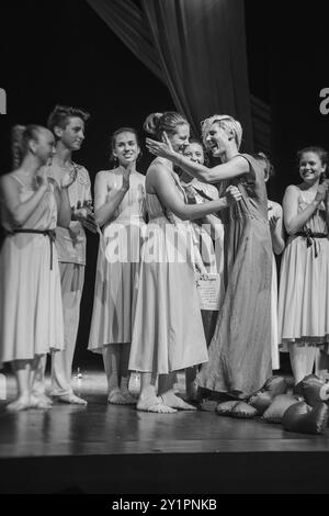 Aufführung auf der Bühne eines Kindertheaters mit Schauspielern im Lichte von Scheinwerfern Stockfoto