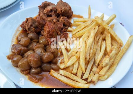 Stifado (langsam gekochter Kalbseintopf mit Zwiebeln und roter Sauce) in Griechenland. Stockfoto