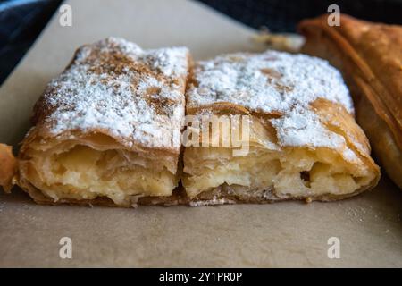 Bougatsa, ein traditionelles griechisches Frühstück. Bougatsa hat mehrere Versionen mit eigener Füllung, wobei die beliebteste Bougatsa krema (bougatsa) ist Stockfoto