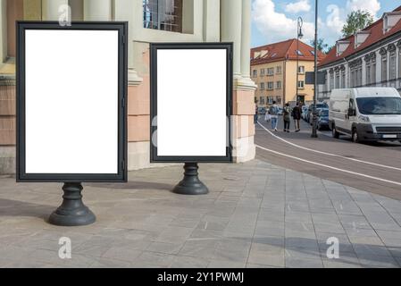 Mockup Von Zwei Hölzernen Reklametafeln Auf Dem Bürgersteig. Werbung Für Leere Displays Neben Der Kirche Stockfoto