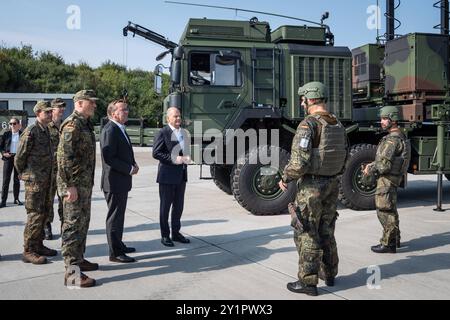 Indienststellung Waffensystem IRIS-T SLM durch Bundeskanzler und Verteidigungsminister bei der Flugabwehrraketengruppe 61 der Bundeswehr in Todendorf - Olaf Scholz, Bundeskanzler, Boris Pistorius, Verteidigungsminister und Generalleutnant Ingo Gerhartz, Inspekteur der LuftwaffeIndienststellung Waffensystem IRIS-T SLM durch Bundeskanzler und Verteidigungsminister bei der Flugabwehrraketengruppe 61 der Bundeswehr in Todendorf, Panker Schleswig-Bundeskanzler und Bundeskanzler Kaserne Bundeskanzler in Schleswig Bundeskanzler und Bundeskanzler in Schleswig-Bundeskanzler Bundeskanzler und Bundeskanzler Bundeskanzler Bundeskanzler in Schleswig-Bundeskanzler in Schleswig-Bundeskanzler in Todendorf Stockfoto