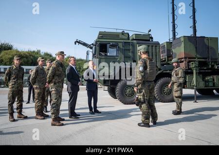 Indienststellung Waffensystem IRIS-T SLM durch Bundeskanzler und Verteidigungsminister bei der Flugabwehrraketengruppe 61 der Bundeswehr in Todendorf - Olaf Scholz, Bundeskanzler, Boris Pistorius, Verteidigungsminister und Generalleutnant Ingo Gerhartz, Inspekteur der LuftwaffeIndienststellung Waffensystem IRIS-T SLM durch Bundeskanzler und Verteidigungsminister bei der Flugabwehrraketengruppe 61 der Bundeswehr in Todendorf, Panker Schleswig-Bundeskanzler und Bundeskanzler Kaserne Bundeskanzler in Schleswig Bundeskanzler und Bundeskanzler in Schleswig-Bundeskanzler Bundeskanzler und Bundeskanzler Bundeskanzler Bundeskanzler in Schleswig-Bundeskanzler in Schleswig-Bundeskanzler in Todendorf Stockfoto