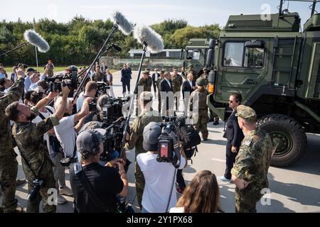 Indienststellung Waffensystem IRIS-T SLM durch Bundeskanzler und Verteidigungsminister bei der Flugabwehrraketengruppe 61 der Bundeswehr in Todendorf - Olaf Scholz, Bundeskanzler, Boris Pistorius, Verteidigungsminister und Generalleutnant Ingo Gerhartz, Inspekteur der LuftwaffeIndienststellung Waffensystem IRIS-T SLM durch Bundeskanzler und Verteidigungsminister bei der Flugabwehrraketengruppe 61 der Bundeswehr in Todendorf, Panker Schleswig-Bundeskanzler und Bundeskanzler Kaserne Bundeskanzler in Schleswig Bundeskanzler und Bundeskanzler in Schleswig-Bundeskanzler Bundeskanzler und Bundeskanzler Bundeskanzler Bundeskanzler in Schleswig-Bundeskanzler in Schleswig-Bundeskanzler in Todendorf Stockfoto