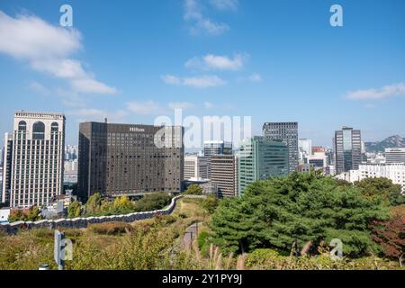 Seoul, Südkorea - 11. Oktober 2022: Blick auf die Hanyangdoseong Mauer oder die Seoul City Mauer im Namsan Park mit Umgebung Stockfoto