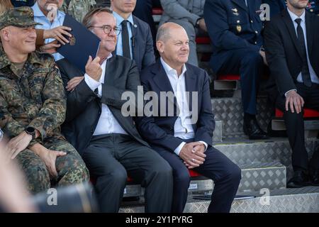 Indienststellung Waffensystem IRIS-T SLM durch Bundeskanzler und Verteidigungsminister bei der Flugabwehrraketengruppe 61 der Bundeswehr in Todendorf - Olaf Scholz, Bundeskanzler, Boris Pistorius, Verteidigungsminister und Generalleutnant Ingo Gerhartz, Inspekteur der LuftwaffeIndienststellung Waffensystem IRIS-T SLM durch Bundeskanzler und Verteidigungsminister bei der Flugabwehrraketengruppe 61 der Bundeswehr in Todendorf, Panker Schleswig-Bundeskanzler und Bundeskanzler Kaserne Bundeskanzler in Schleswig Bundeskanzler und Bundeskanzler in Schleswig-Bundeskanzler Bundeskanzler und Bundeskanzler Bundeskanzler Bundeskanzler in Schleswig-Bundeskanzler in Schleswig-Bundeskanzler in Todendorf Stockfoto