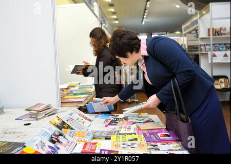 Kunden, die vor einem Bücherladen stehen und neue Bücher lesen. Buch Fair Book Verträge . Dezember 2017. Kiew, Ukraine Stockfoto